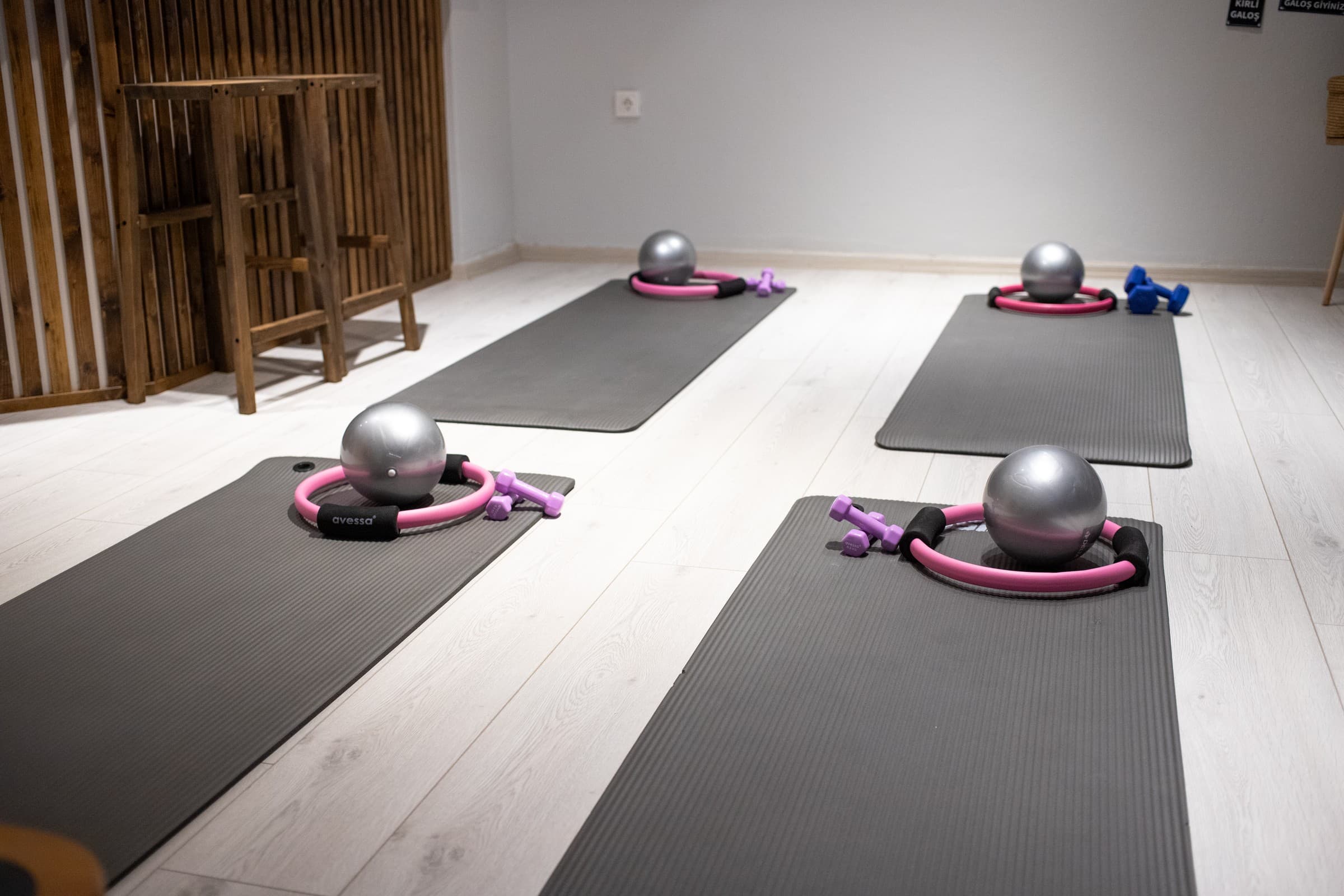 Zem Flow Pilates doğal ahşap karşılama alanı