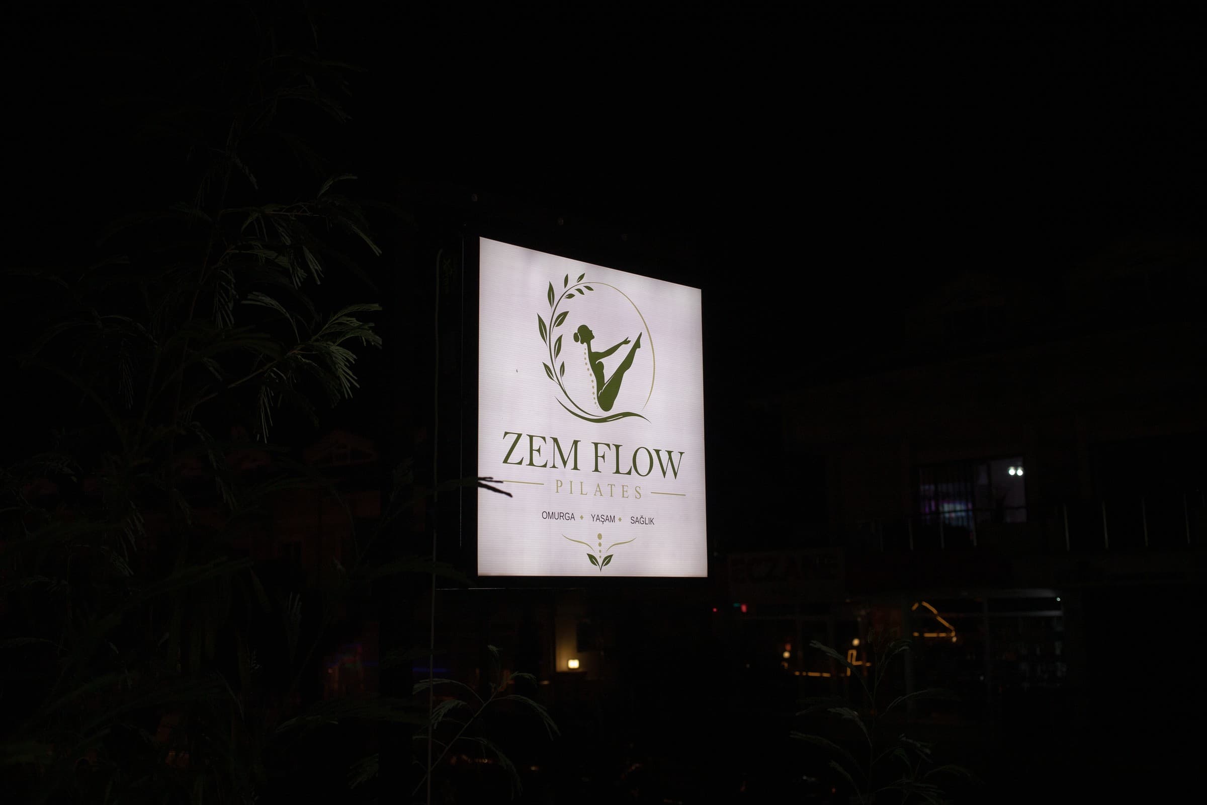 Zem Flow Pilates sosyal alanı ve ahşap dinlenme barı